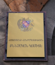 Փաստաբանի պայուսակում՝ բջջային հեռախոսի լիցքավորիչների միջից, հայտնաբերվել են կասկածելի զանգվածներով փաթեթներ