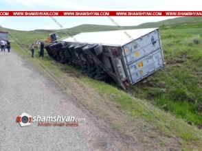 Ախուրյանի տարածքում 20 տոննա կարագով բարձված բեռնատարը կողաշրջվել է