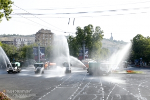 Ջրցան մեքենաների շքերթ՝ նվիրված Վարդավառի տոնին