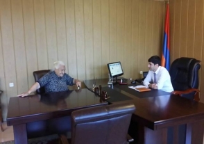 Օրվա կադր․ ՀՀԿ տատիկը Արարատի մարզպետի մոտ