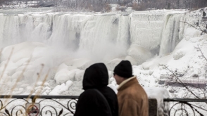 Ниагарский водопад частично замёрз из-за сильных морозов (видео)