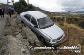 Ահազանգ է ստացվել, որ Մյասնիկյան պողոտայում ավտոմեքենան կախվել  է ձորակը