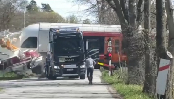 Поезд снес фуру с катером, вставшую на ж/д переезде в Норвегии (видео)