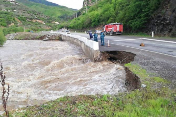 Դեբեդ գետի վարարման հետևանքով ճանպարհի կողմնային հատվածը վնասվել է