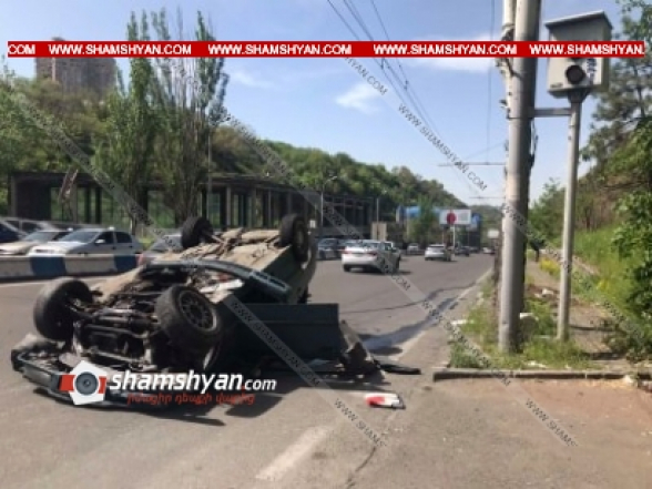 «Ջրաշխարհ»-ի դիմաց BMW-ն բախվել է Opel-ին, այնուհետև՝ բաժանարար գոտու բետոնե պատնեշին և գլխիվայր շրջվել. կան վիրավորներ