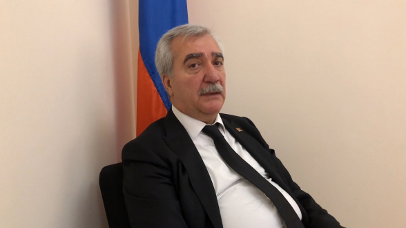 Քաղաքացիները ձվով հարվածել են Անդրանիկ Քոչարյանին` դավաճան վանկարկելով (տեսանյութ)