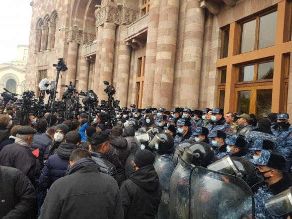 Акция протеста родственников без вести пропавших солдат перед зданием Правительства (видео)