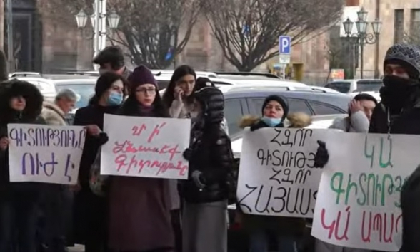 В Ереване ученые вновь проводят акцию протеста (прямой эфир)