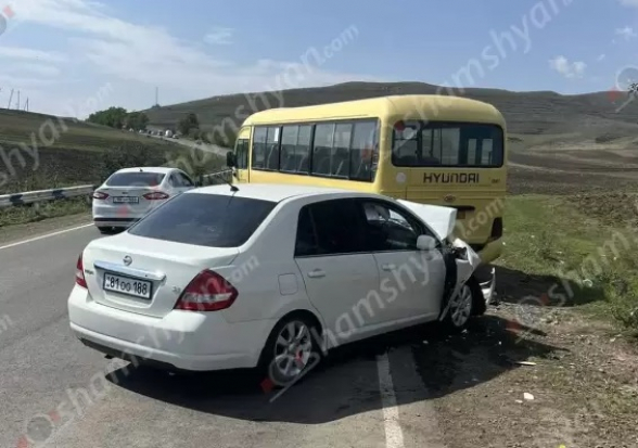 Սյունիքի մարզում 50-ամյա վարորդը Nissan Tiida-ով բախվել է Hyundai ավտոբուսին. երկու երեխա տեղափոխվել է հիվանդանոց