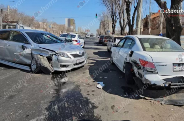 Երևանում բախվել է 3 մեքենա․ խցանումը հասնում էր մոտ 2 կմ-ի