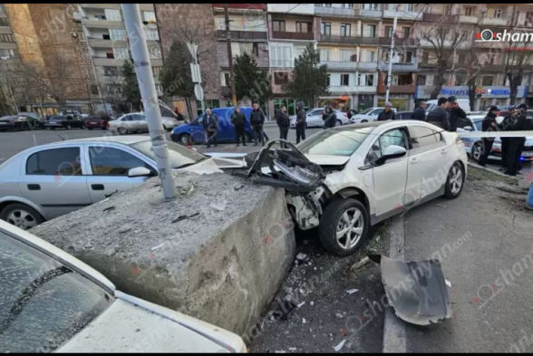 Երևանում 26-ամյա վարորդը Chevrolet Volt-ով բախվել է եռագույն դրոշի բետոնե պատվանդանին. վնասվել է կայանված 4 մեքենա