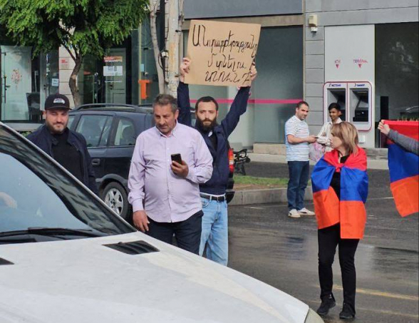 «Красные береты» в грубой форме задерживают граждан, перекрывших улицы (видео)