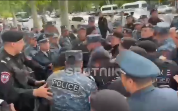 Ոստիկանները ծեծելով և բիրտ ուժի կիրառմամբ բերման են ենթարկում քաղաքացուն (տեսանյութ)