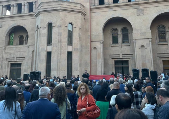 Баграт Србазан подвел итоги дня во дворе церкви Святой Анны (видео)