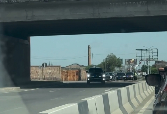 Քաղաքացիներն ազդանշաններով իրենց բողոքն են արտահայտում Նիկոլ Փաշինյանի ավտոշարասյանը (տեսանյութ)