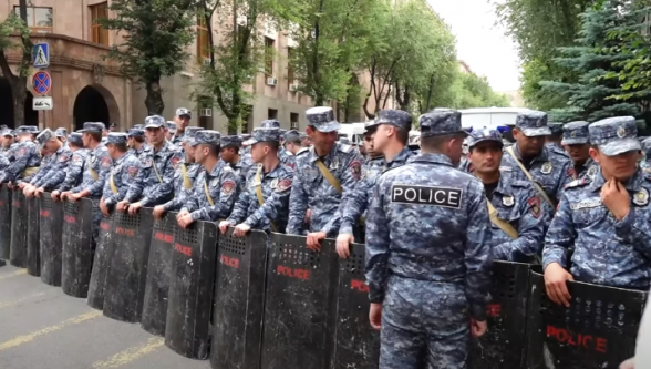 Ոստիկանական մեծաթիվ ուժեր են բերվել Կառավարության մոտ (տեսանյութ)