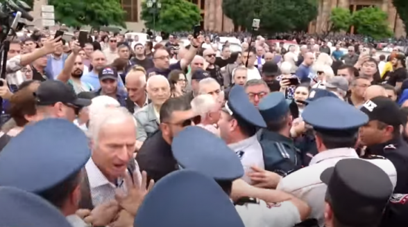 Հրապարակում քաշքշուկ սկսվեց. ոստիկաններն ուժով ցուցարարներին դուրս են բերում երթևեկելի գոտուց (տեսանյութ)