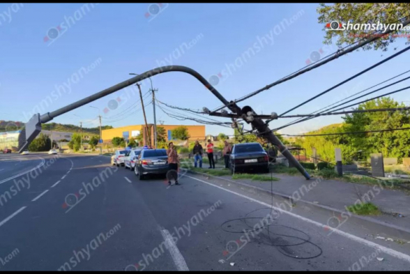 Երևանում «Mercedes»-ը դուրս է եկել երթևեկելի գոտուց, բախվել երկաթե էլեկտրասյանը