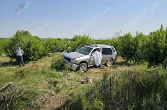 1 զոհ, 1 վիրավոր․ Արարատի մարզում «Infiniti»-ն բախվել է հողաթմբին, անցել առուն ու հայտնվել քաղաքացու հողամասում