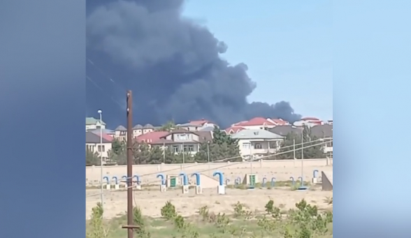 В Баку на территории завода произошел крупный пожар (видео)