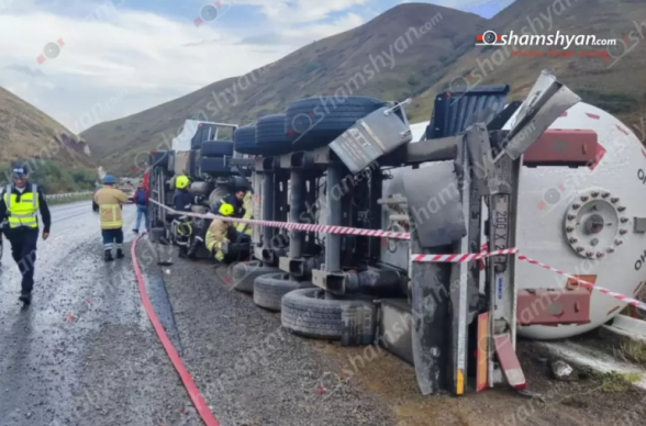 Երևան-Սևան-Իջևան ճանապարհին բախվել են «Ford Transit»-ն ու մի քանի տոննա հեղուկ գազ տեղափոխող «Iveco» բեռնատարը. վերջինը կողաշրջվել է