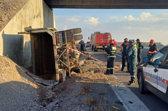 Գյումրի-Երևան ավտոճանապարհին բեռնատարը կողաշրջվել է. կա տուժած