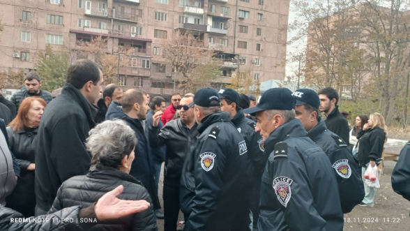 Акция протеста: отбирают детскую площадку (видео)