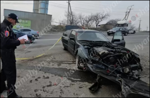 «BMW»-ն Դավիթ Բեկի փողոցում բախվել է երկաթե էլեկտրասյանը, ապա` պատին և հայտնվել ճանապարհի մեջտեղում