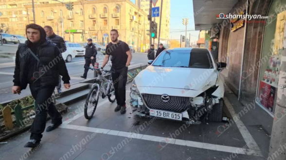 Երևանում բախվել են «Toyota»-ն ու «Mazda»-ն. վերջինը հայտնվել է մայթին